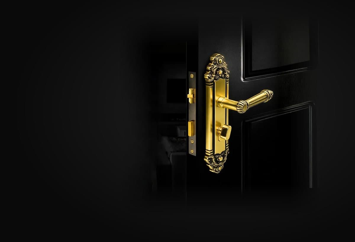 Khóa cửa tay nắm hợp kim Duraval H5805 trên cánh cửa gỗ sẫm màu