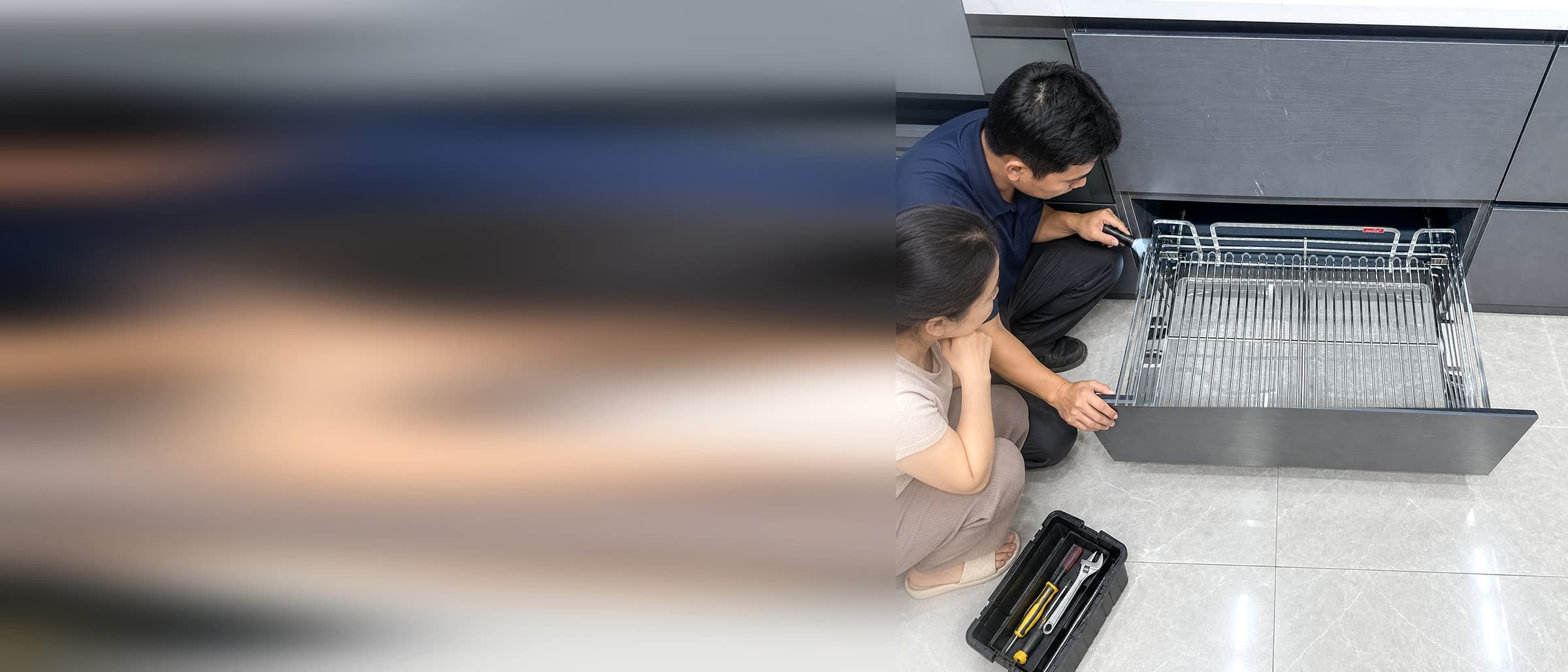 Kỹ thuật viên soi đèn kiểm giá xoong nồi Duraval D6273V2 cùng chủ nhà