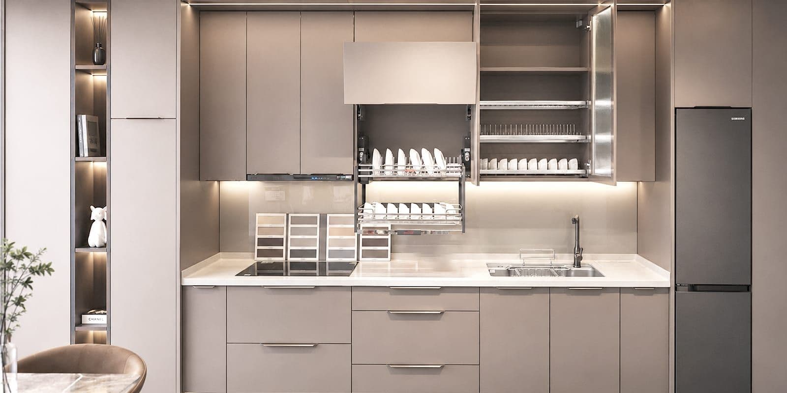Gian bếp hoàn thiện với giá bát nâng hạ và tủ trên mở cánh