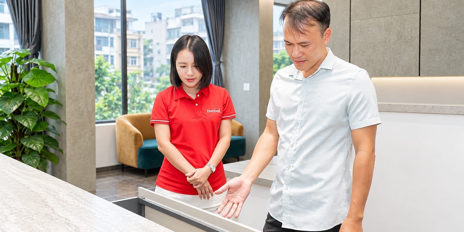 Gian bếp bày mẫu phụ kiện Duraval cho khách xem trực tiếp