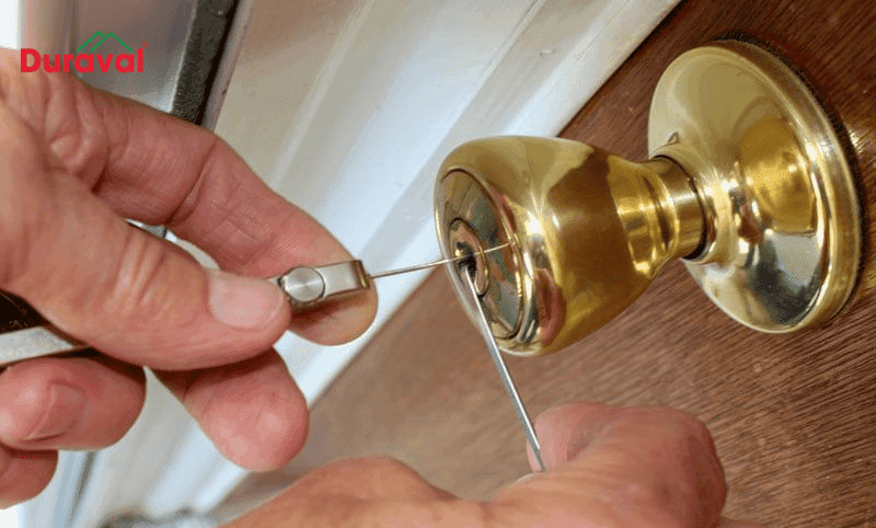 Cách tháo khóa nắm tròn bằng dụng cụ mở khóa chuyên dụng