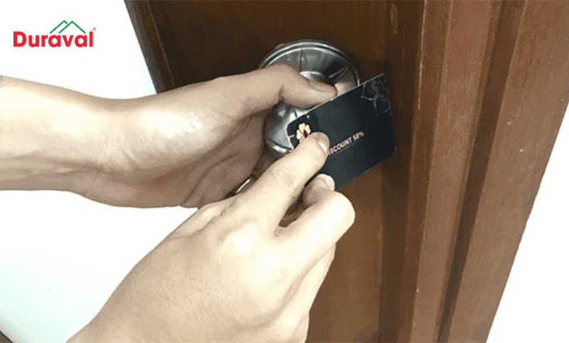 Cách tháo khoá tay nắm tròn bằng thẻ nhựa