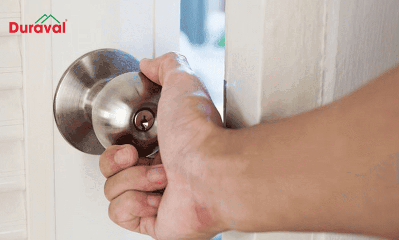Thường xuyên vệ sinh khoá cửa tay nắm tròn