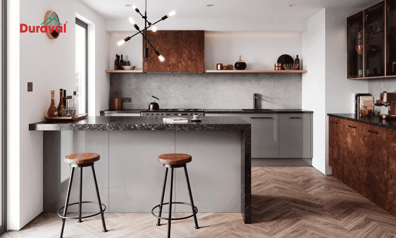 Ảnh minh họa: quầy bar mặt đá tối, hai ghế cao
