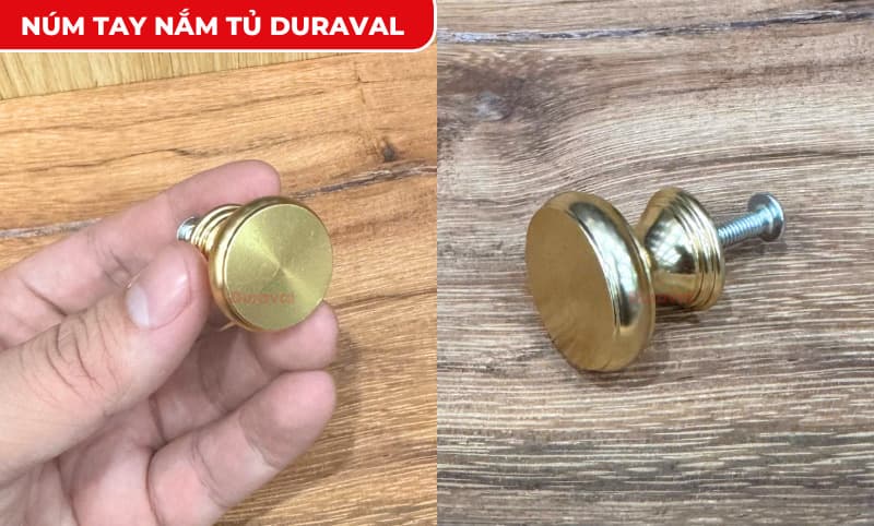 Núm tay nắm tủ Duraval 32216 màu vàng đồng cầm trên tay và đặt trên mặt gỗ kèm ốc lắp