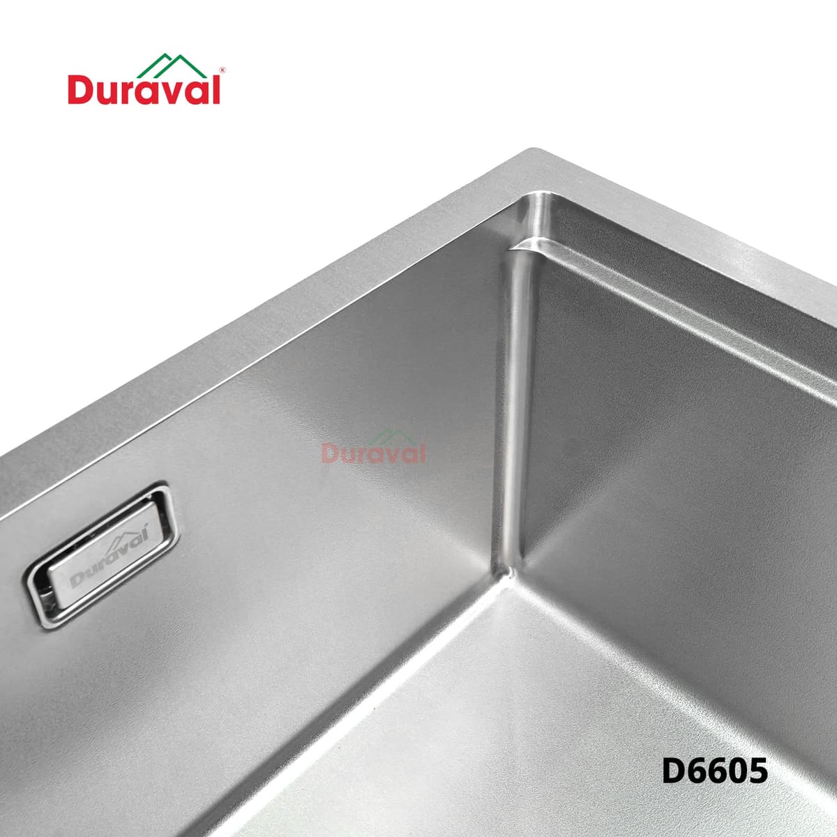 Cận cảnh góc lòng chậu rửa 1 hố inox 304 Duraval D6605 phủ nano, có khe chống tràn ở thành chậu