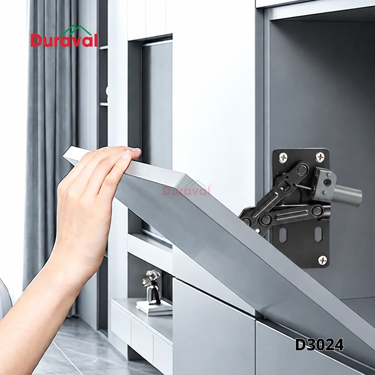 Bản lề cánh chậu rửa Duraval D3024 lắp trên cánh tủ, tay đang lật cánh