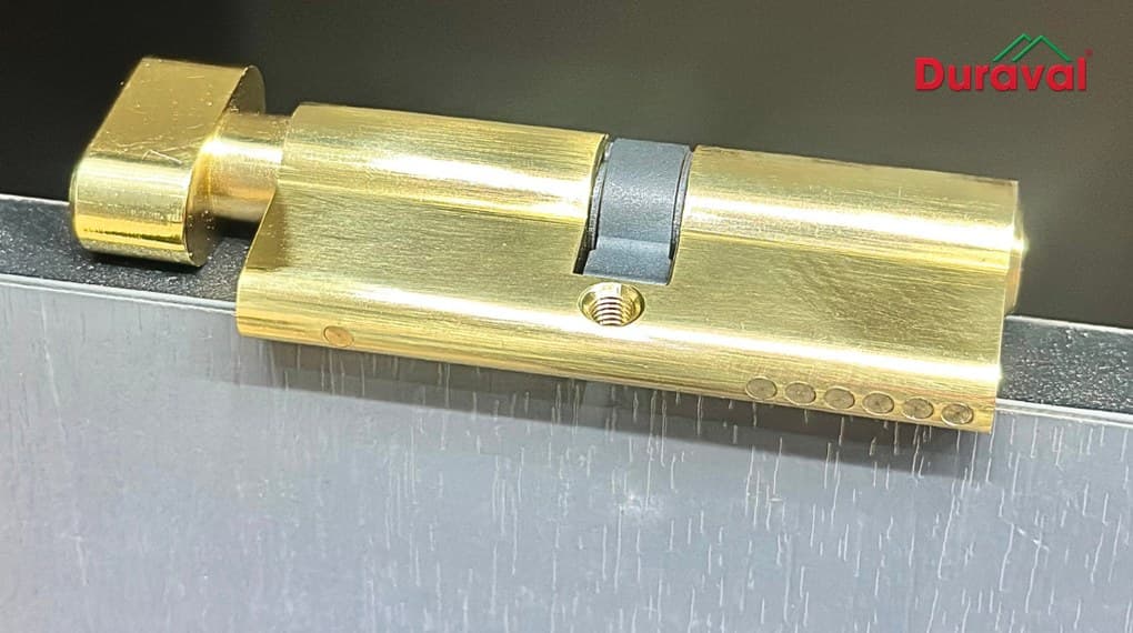 Ổ khóa cửa đồng Duraval D111 kiểu một đầu chìa một đầu núm vặn, thấy tai gạt màu đen và lỗ ren giữa thân củ