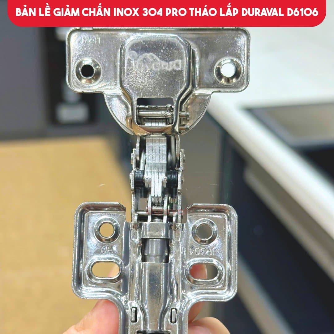 Cận cảnh bản lề giảm chấn inox 304 Pro tháo lắp Duraval D6106: chén bản lề phía trên, tay bản lề và đế có lỗ vít bên dưới