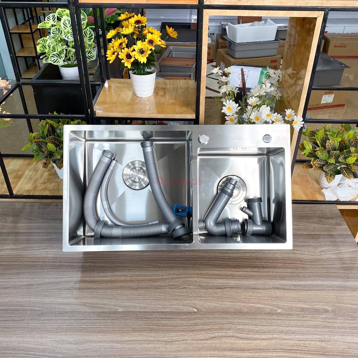 Chậu rửa 2 hố inox 304 Duraval D6621 bề mặt xước mờ, trong hai hố đặt sẵn bộ xi phông và ống xả