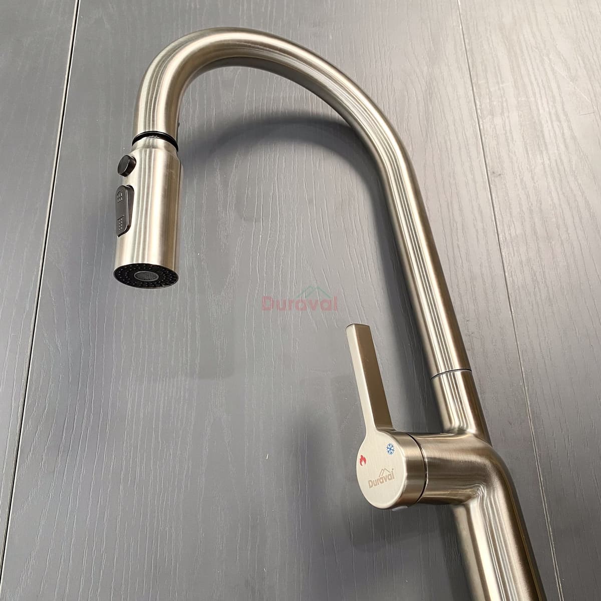 Cận đầu vòi dây rút và tay gạt của vòi rửa bát inox 304 nóng lạnh Duraval D6804, bề mặt vân xước
