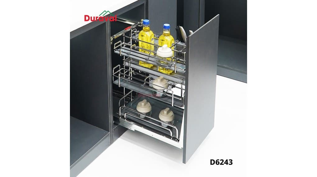 Ảnh phối cảnh giá dao thớt gia vị inox 304 nan oval Duraval D6243 kéo ra từ tủ dưới, tầng trên để chai dầu ăn, hai tầng dưới để hũ gia vị