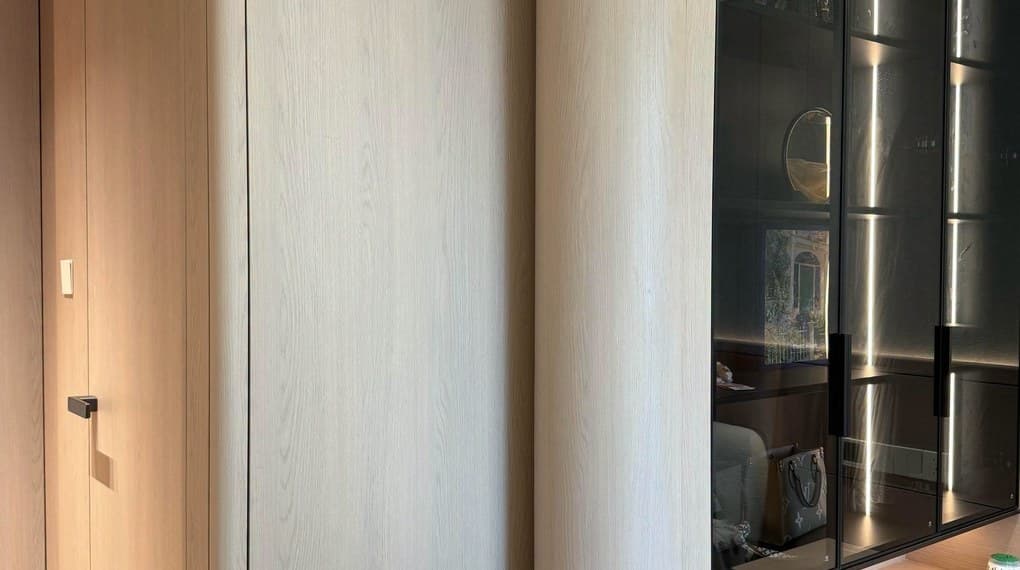 Góc tủ áo gỗ sồi trắng bo cong cạnh tủ kính khung đen