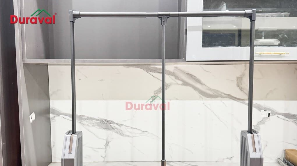 Bộ treo quần áo di động Mimosa Duraval H116 lắp thử trên quầy trưng bày