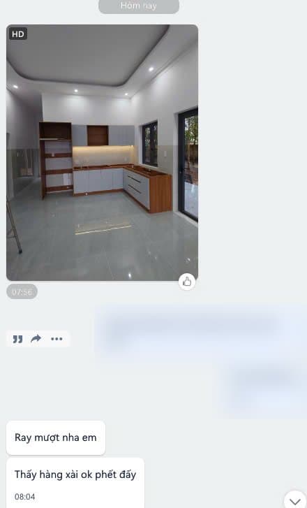 Tin nhắn khách gửi ảnh bếp mới lắp tháng 8/2026, khách nhắn ray mượt, đã che phần tin nhắn của nhân viên
