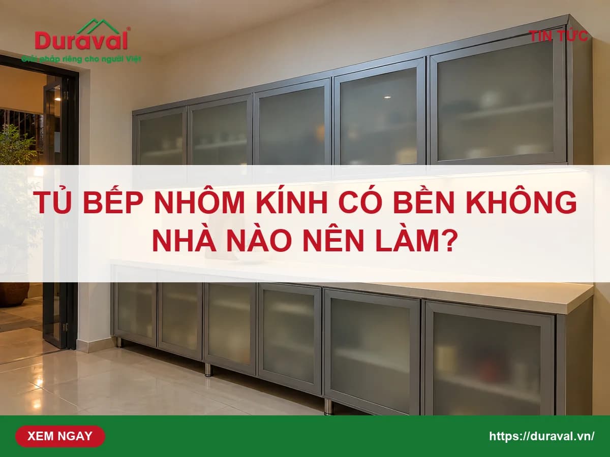 Tủ bếp khung nhôm xám, cánh kính mờ trong bếp tầng một nhà ống