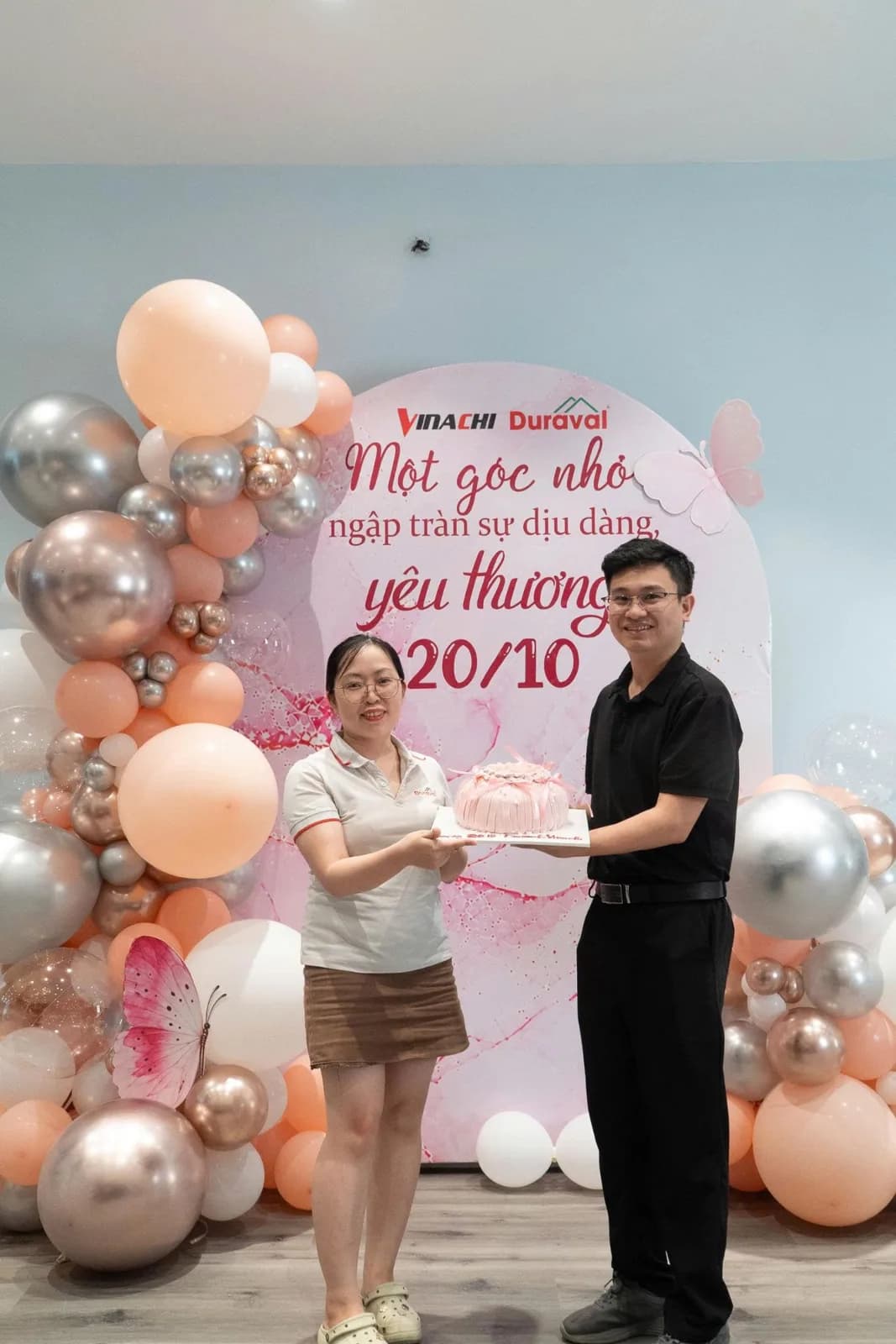 Trao bánh kem mừng 20/10 tại văn phòng Duraval Vinachi