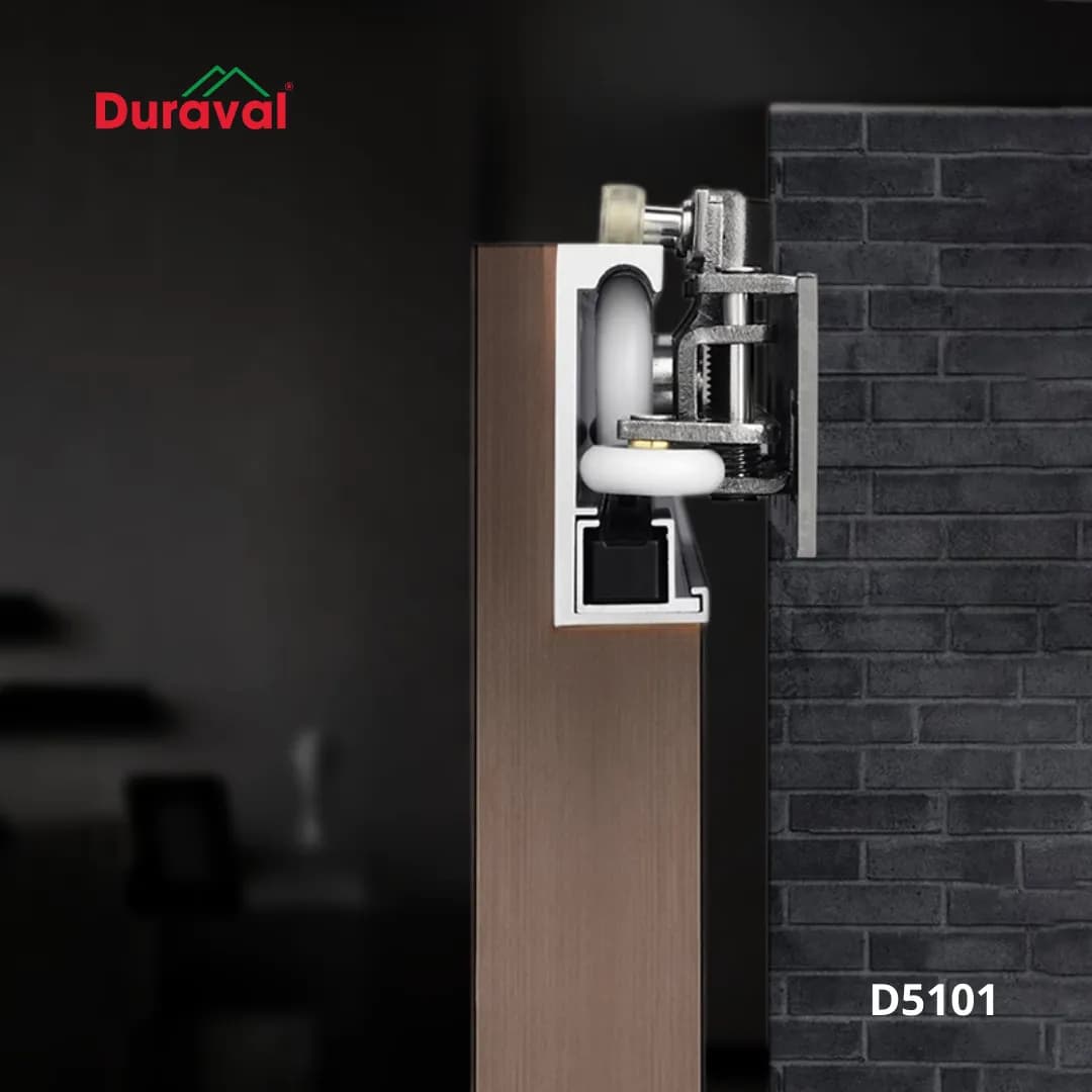 Mặt cắt bộ ray trượt cửa lùa âm cửa gỗ Duraval D5101: ray nhôm nằm trong đỉnh cánh gỗ, cụm bánh xe bắt vào tường gạch