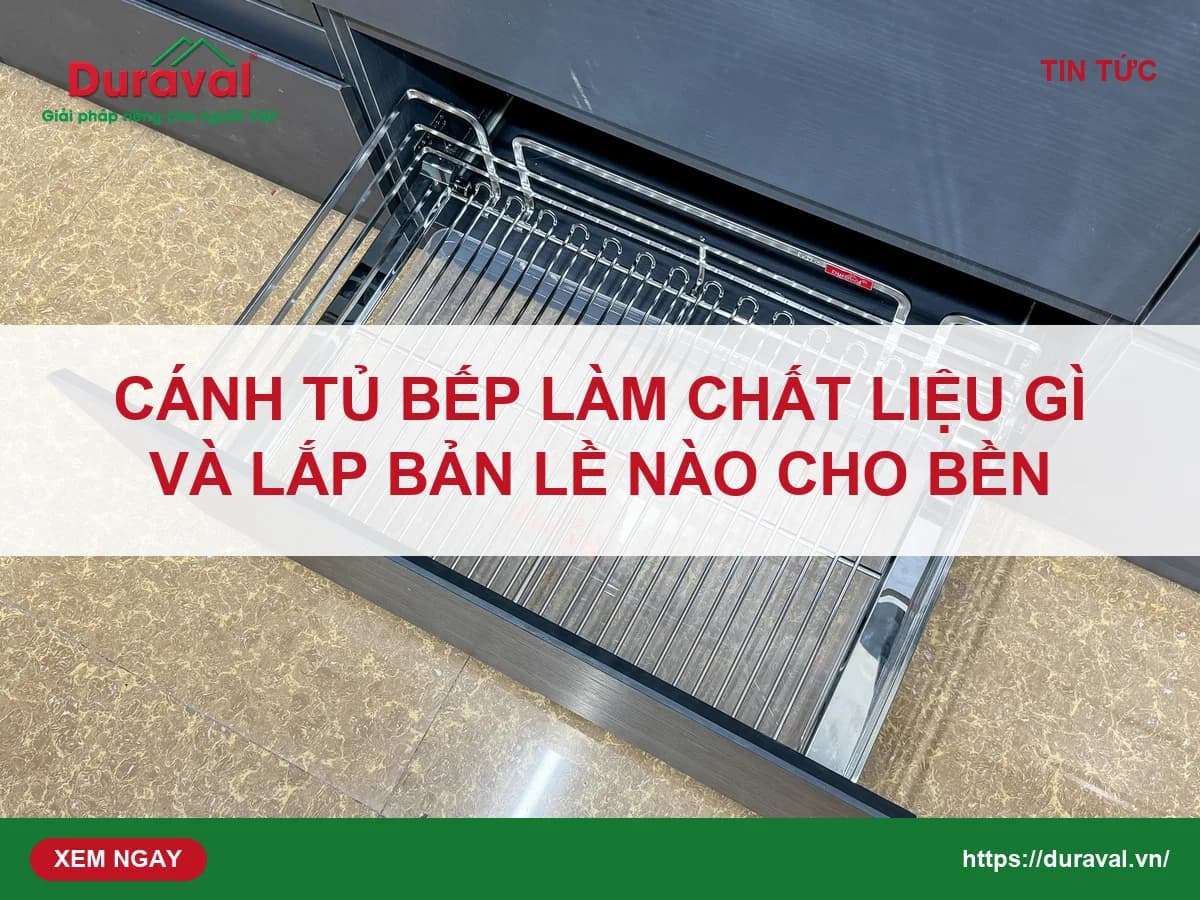 Tủ bếp dưới cánh tối màu kéo mở, bên trong lắp giá kéo inox Duraval