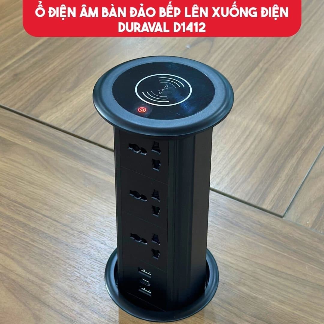 Ổ điện âm bàn đảo bếp lên xuống điện Duraval D1412 màu đen nhô lên khỏi mặt bàn, có ba ổ cắm, cổng USB và mặt sạc không dây