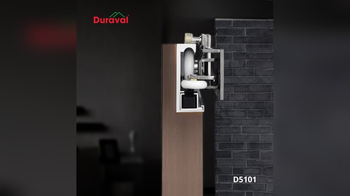 Ảnh minh hoạ mặt cắt ray trượt cửa lùa âm Duraval D5101: ray nhôm nằm trong rãnh đỉnh cánh gỗ, bánh xe treo trên giá bắt tường
