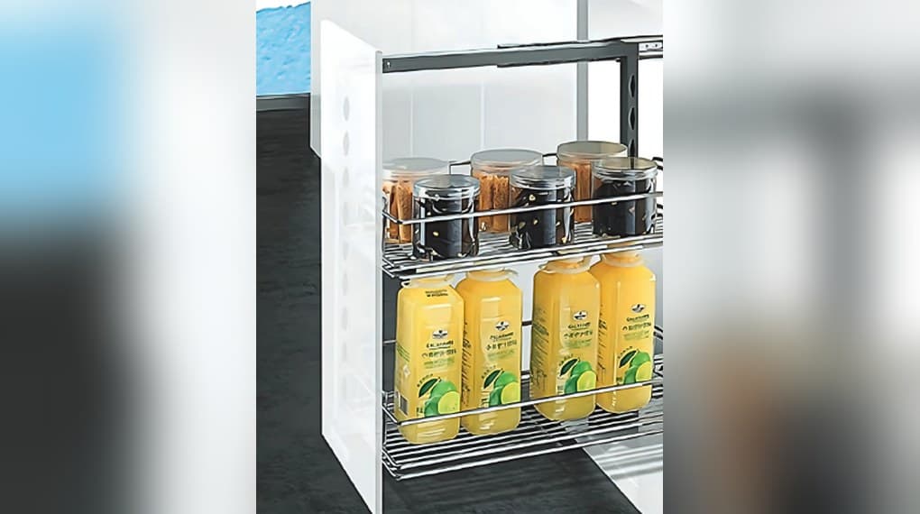 Ảnh phối cảnh giá gia vị đa năng inox Duraval D6232 hai tầng giỏ inox 304 trên khung thép màu ghi, kéo ra từ tủ bếp