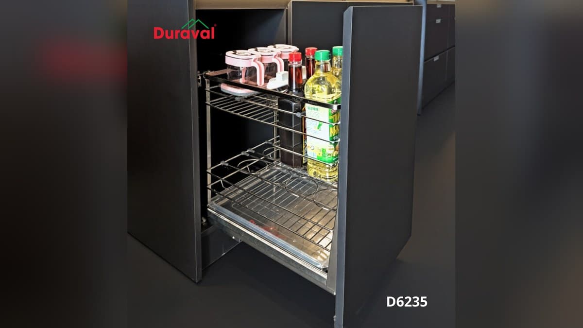 Giá để gia vị inox 304 Pro Duraval D6235 kéo ra khỏi tủ bếp dưới màu đen, đựng chai dầu ăn, nước mắm và hũ gia vị