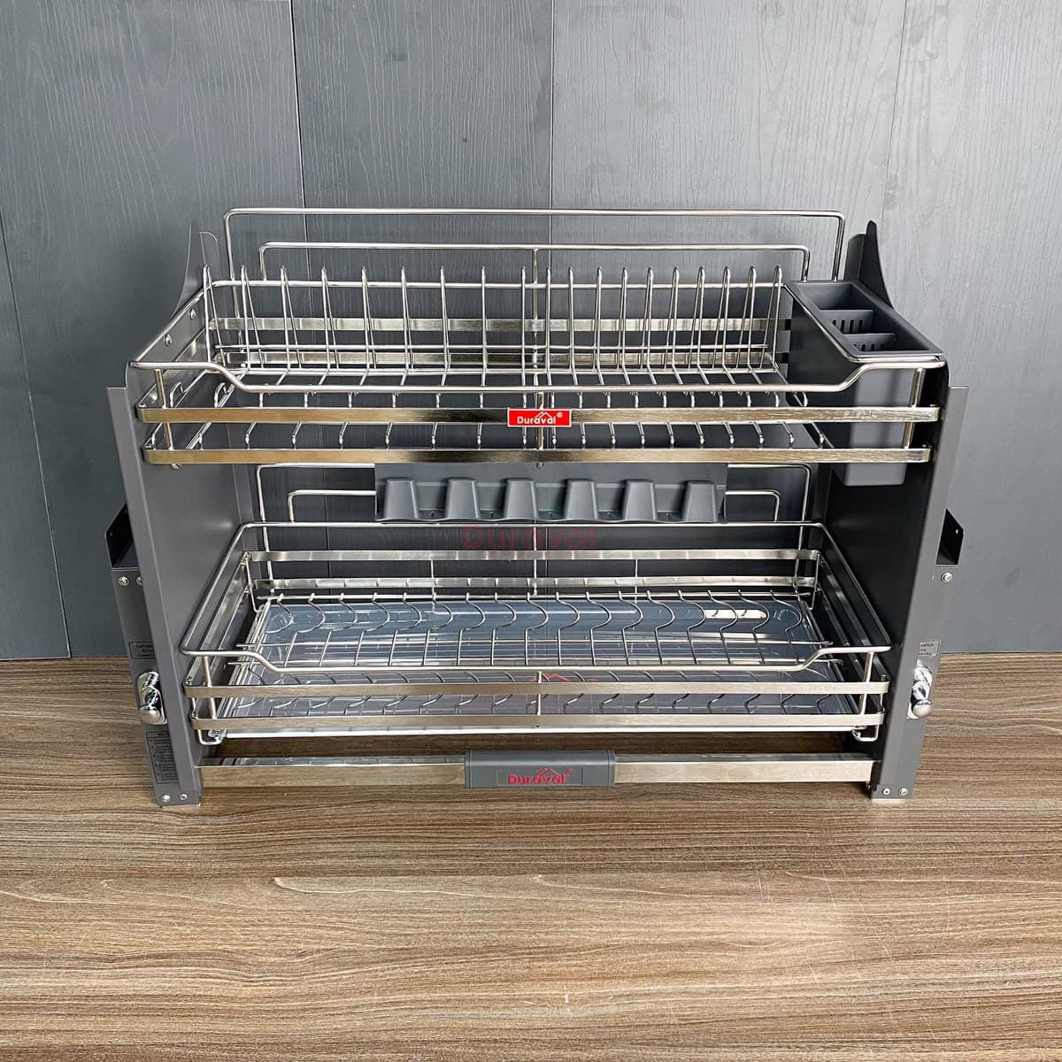 Giá bát nâng hạ inox 304 Duraval D6259 trọn bộ hai tầng, có ống đũa và khay hứng nước, đặt trên bàn gỗ