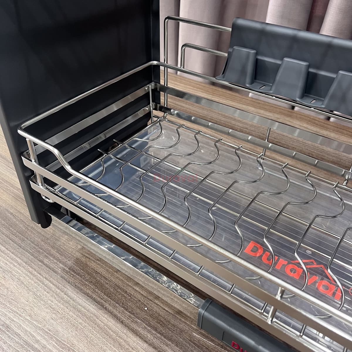 Cận giỏ inox 304 của giá bát nâng hạ Duraval D6259, nan uốn sóng giữ bát, phía sau là ống đũa