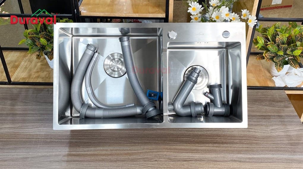 Chậu rửa 2 hố inox 304 Duraval D6621, hố trái lớn, hố phải nhỏ, có lỗ chờ vòi trên mặt chậu