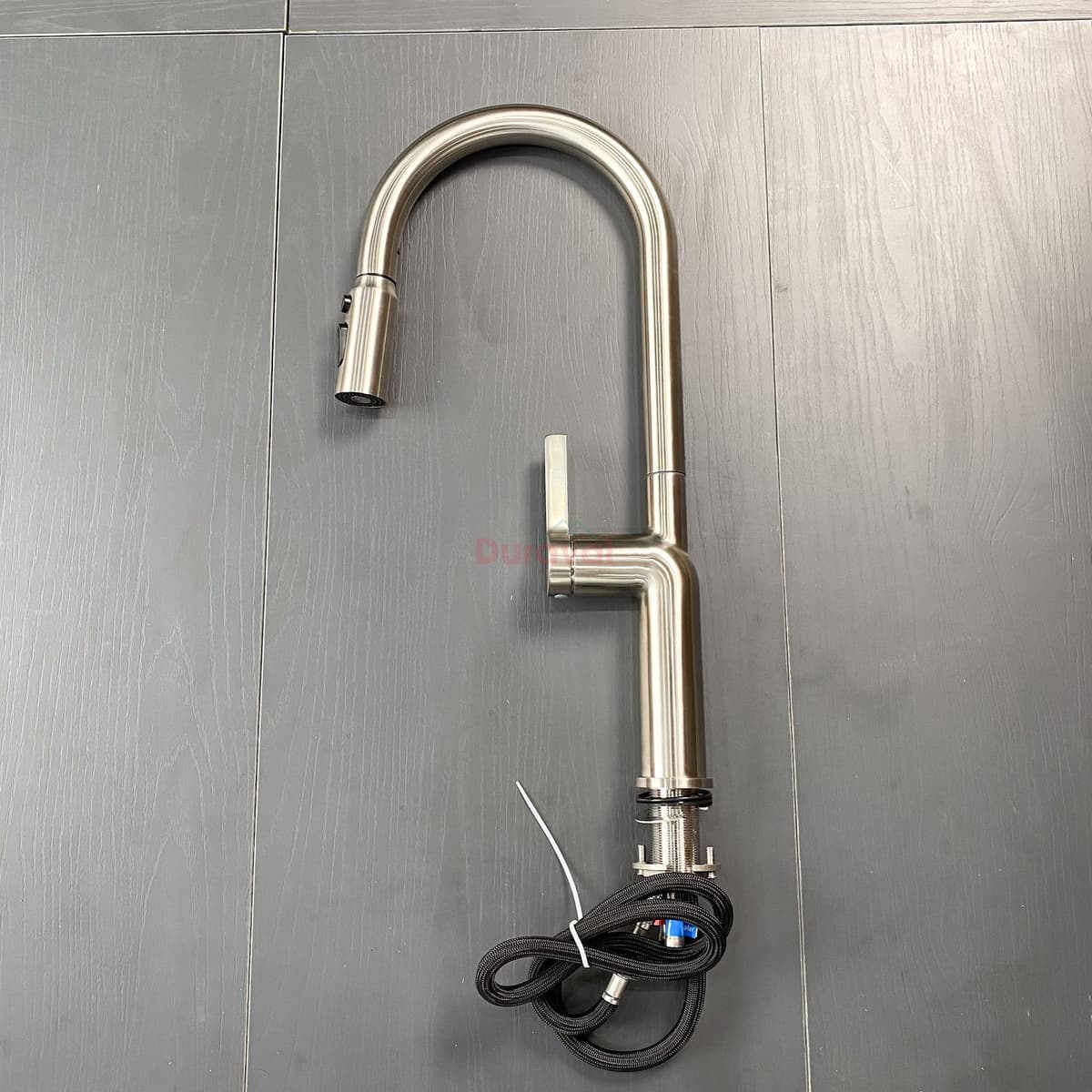Vòi rửa bát inox 304 nóng lạnh Duraval D6804 bề mặt vân xước, tay gạt bên thân, dưới chân vòi có dây cấp và dây rút cuộn gọn