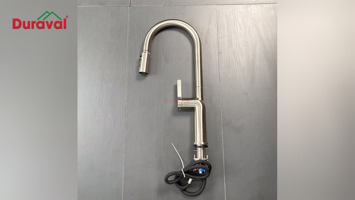 Vòi rửa bát inox 304 Duraval D6804 cổ cong xoay 360 độ, đầu vòi dây rút, đặt trên nền xám