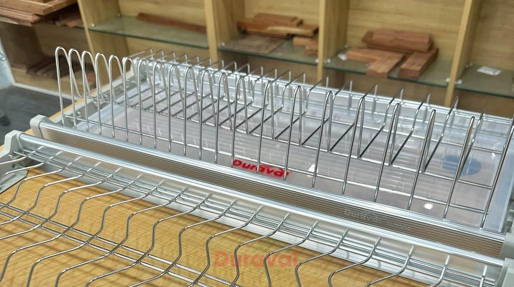 Giá bát đĩa cố định 2 tầng inox 304 Duraval D6261: tầng đĩa nan đứng thẳng, khung nhôm, khay hứng nhựa trong