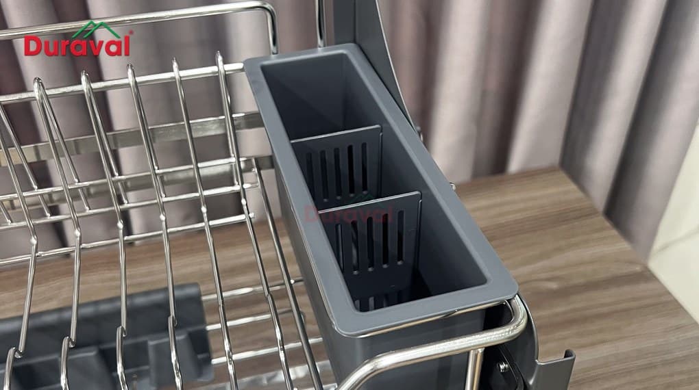 Giỏ đựng đũa bằng nhựa gắn bên hông tầng giá đĩa nan inox 304 của giá bát nâng hạ Duraval D6259