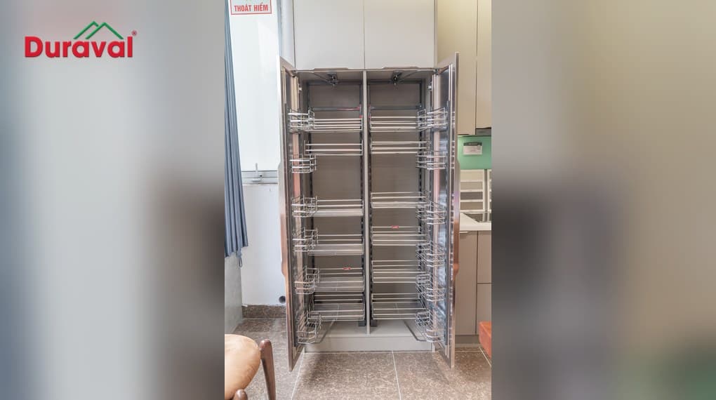 Hai bộ tủ đồ khô liên hoàn 6 tầng inox 304 Duraval lắp trong tủ cao hai cánh ở showroom, cánh mở kéo giỏ ra