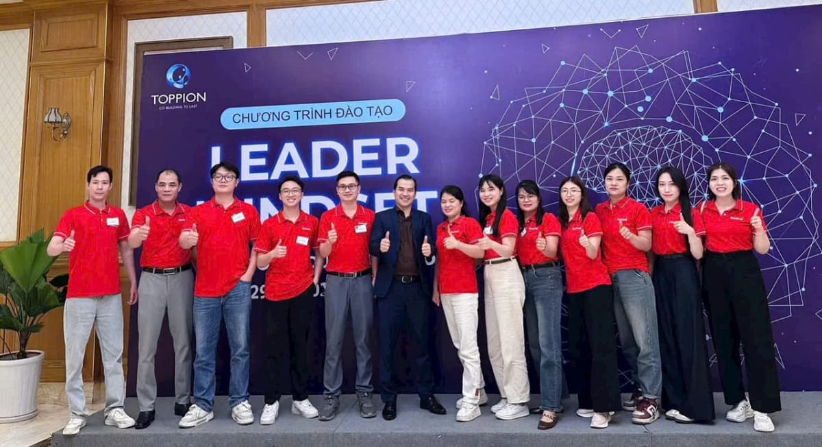 Học viên Duraval mặc đồng phục đỏ trong ngày học thứ hai Leader Mindset