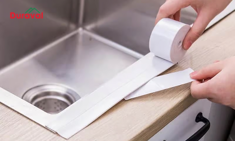 Bịt khe hở giữa chậu rửa bát và bàn đá giúp căn bếp tránh khỏi nguy cơ bị ẩm mốc do thức ăn lâu ngày bám vào