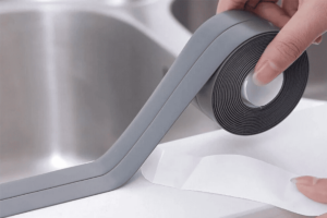 cách bịt khe hở giữa chậu rửa bát và bàn đá
