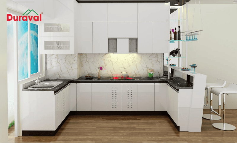 Bạn có thể đặt bếp chữ U sát góc nhà để tiết kiệm diện tích