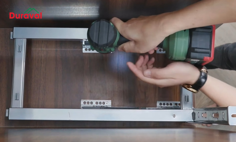 Lắp bộ khung ray giảm chấn xuống đáy tủ