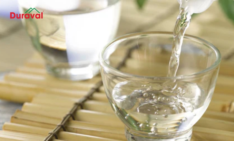 Giấm trắng là một nguyên liệu tự nhiên giúp vệ sinh rửa bát hiệu quả