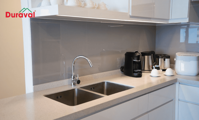Phối màu sắc kính ốp bếp phù hợp phong cách tổng thể ngôi nhà