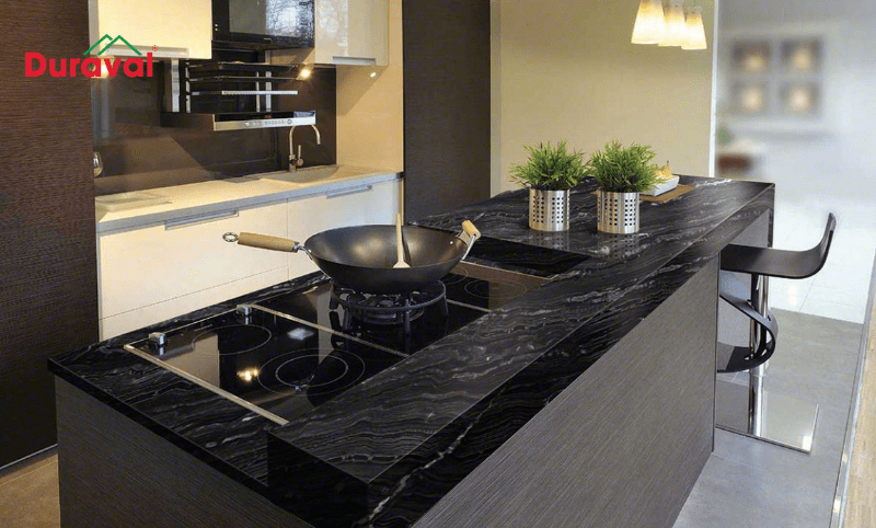 Bàn bếp được ốp từ đá granite tự nhiên