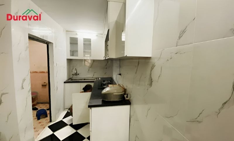 Đặt vách ngăn trước cửa nhà vệ sinh là một trong 8 cách khắc phục bếp đặt đối diện nhà vệ sinh