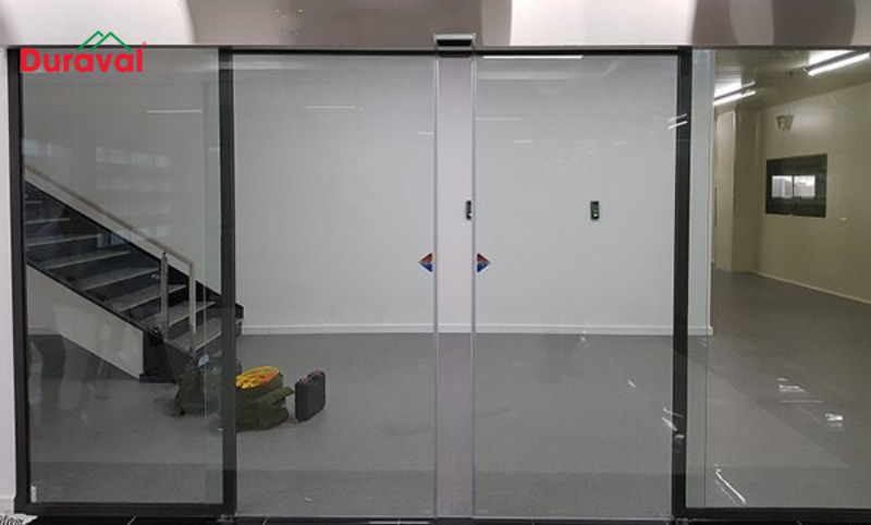 Cửa lùa 2 cánh làm bằng kính cường lực có độ bền cao