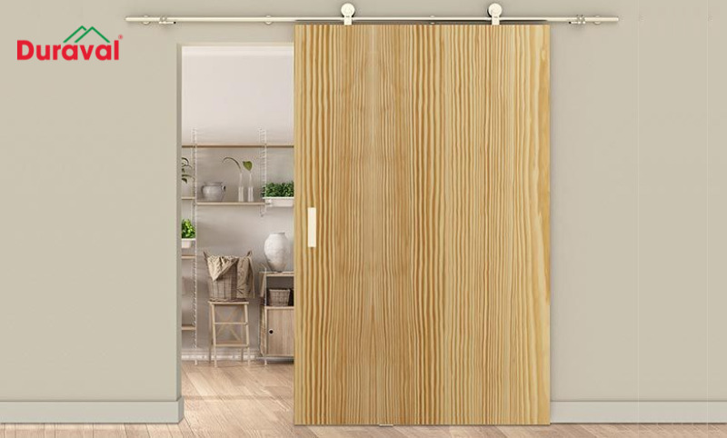 Cửa lùa 1 cánh được làm bằng chất liệu gỗ với gam màu trung tính, mang lại sự sang trọng