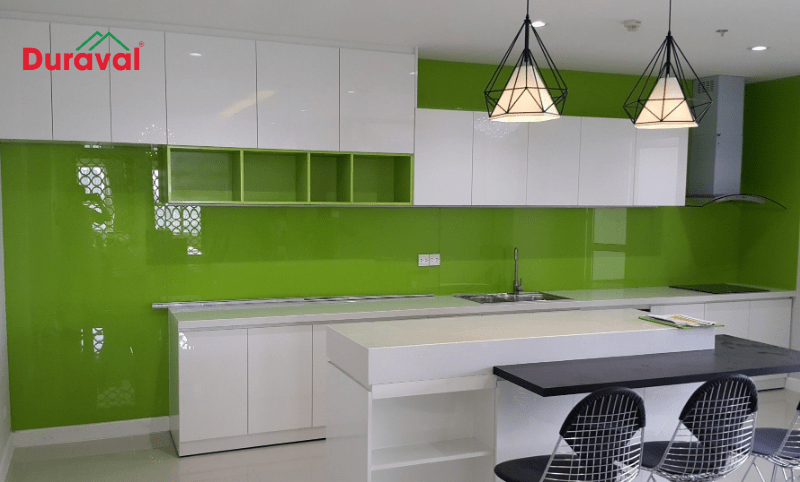Ốp gạch bếp màu xanh lá giúp giảm thiểu sự xung đột giữa hành Hỏa và hành Thủy