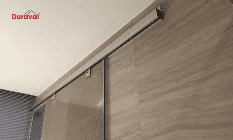 Bạn có thể lắp đặt ray trượt cửa lùa ở các loại cửa trong nhà, cửa ngoài trời