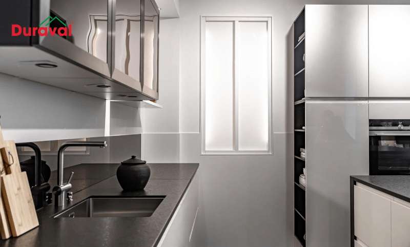 Thiết kế tủ bếp tiện dụng với chất liệu inox (Nguồn ảnh: Sưu tầm)