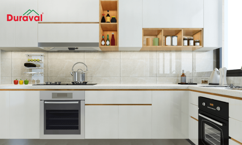 Tủ bếp thiết kế kịch trần giúp tối ưu không gian lưu trữ (Nguồn ảnh: Sưu tầm)